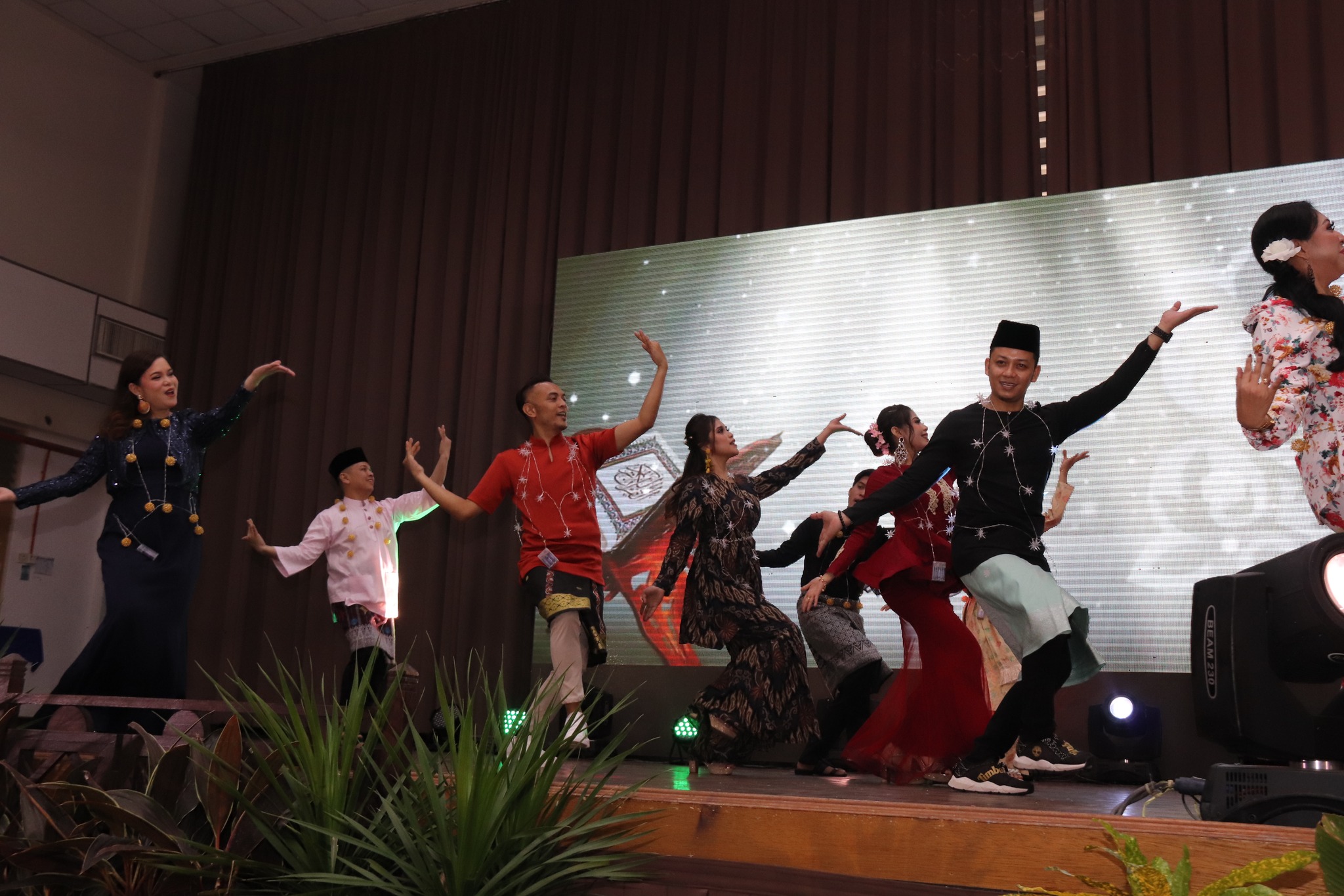 438263999 747835900858941 7641022823644579219 N